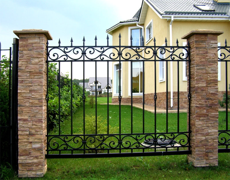 Забор из металлической сетки рабица