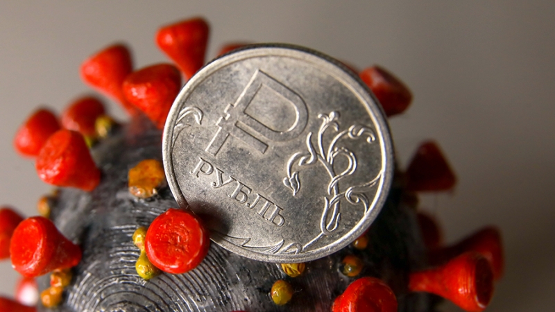 Экономист увидел поддержку рубля в проведении массовой вакцинации