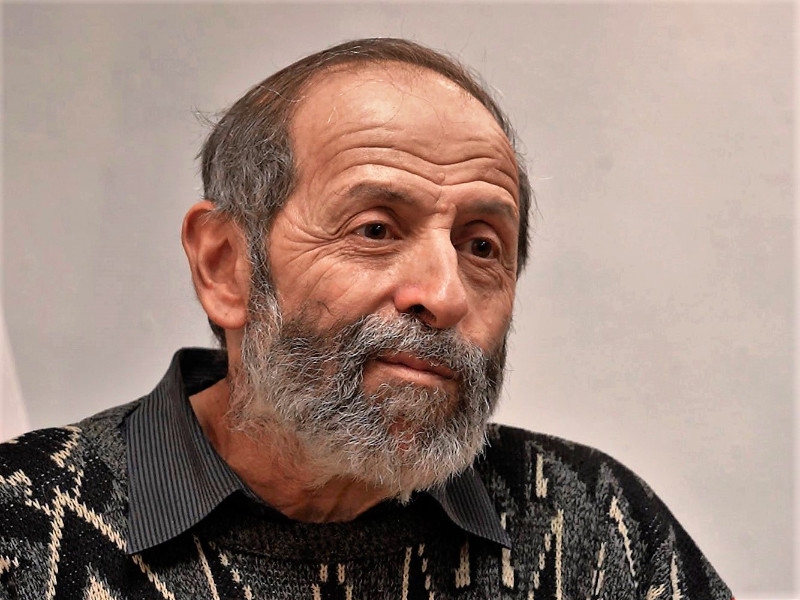 Петербургский депутат потребовал завести уголовное дело на полицейского, пнувшего женщину