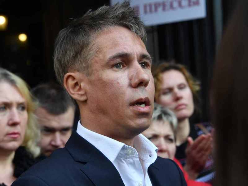 «Практически голыми руками выкопал яму»: Алексей Панин о похоронах мамы