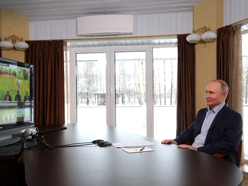 Путин разрешил "аккуратно" снимать коронавирусные ограничения в России