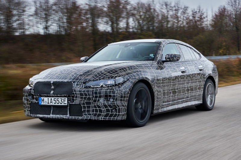 В преддверии скорой премьеры BMW показала седан i4 на новых кадрах