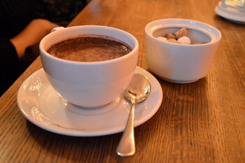 Власти Петербурга сняли ограничения на работу точек общепита по ночам