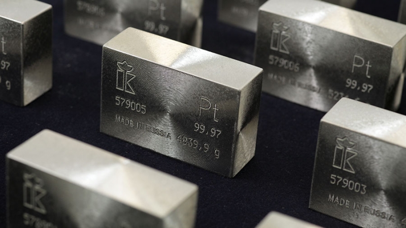 Цена платины достигла $1,2 тыс. за унцию впервые с февраля 2015 года