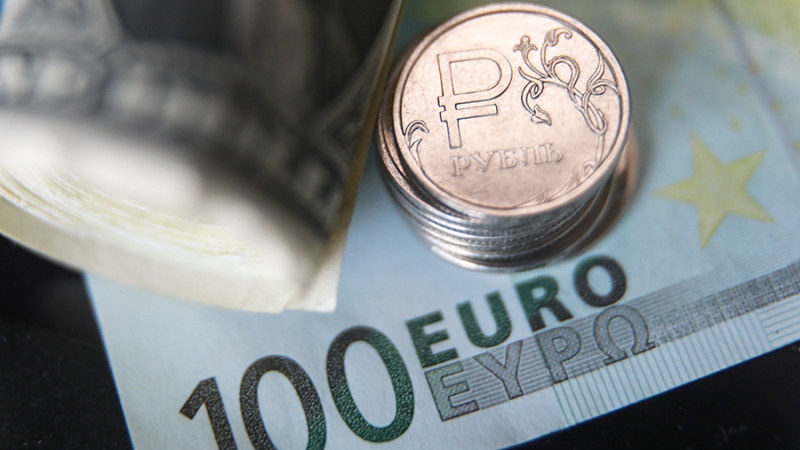 Эксперты оценили влияние санкций на курс рубля