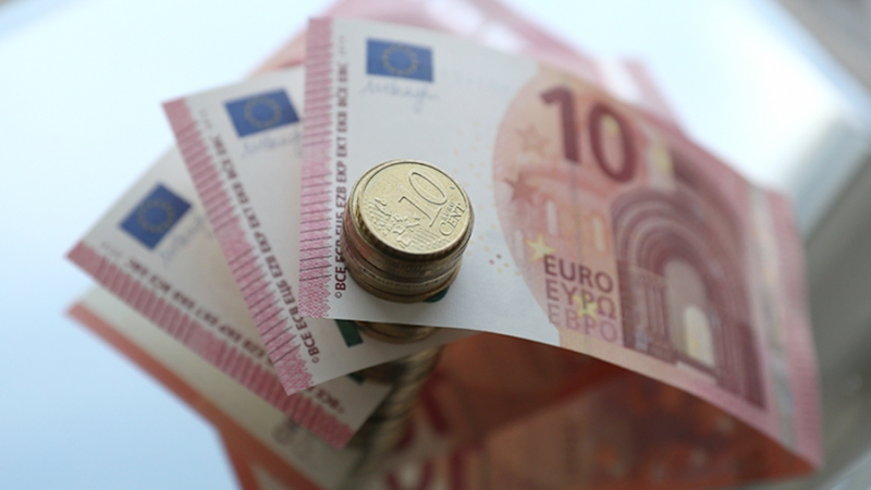 Евро опустился ниже 89 рублей впервые с 21 января