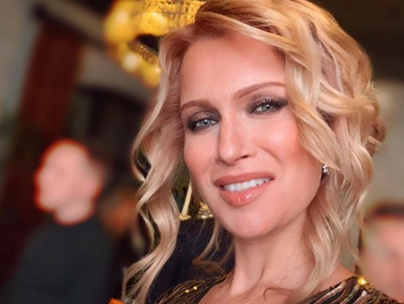 Голая Судзиловская едва прикрыла прелести простыней