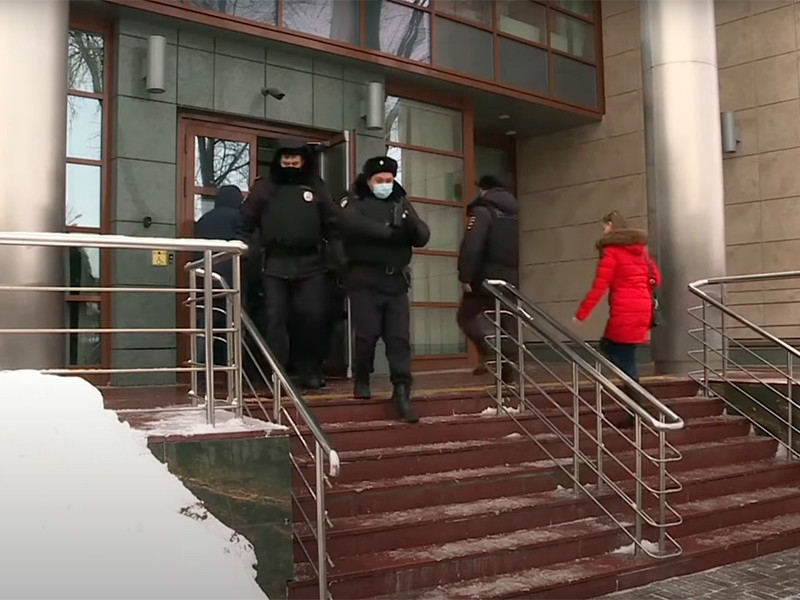 К суду, где слушают дело Навального о клевете на ветерана, подогнали автозаки, полицию и Росгвардию