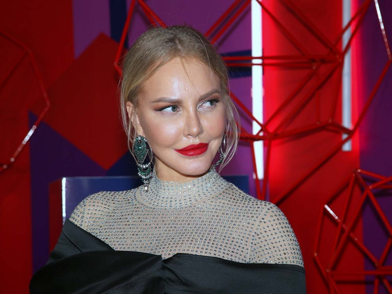 «Лицо — маска»: неузнаваемая Малиновская вся в белом пришла к Успенской