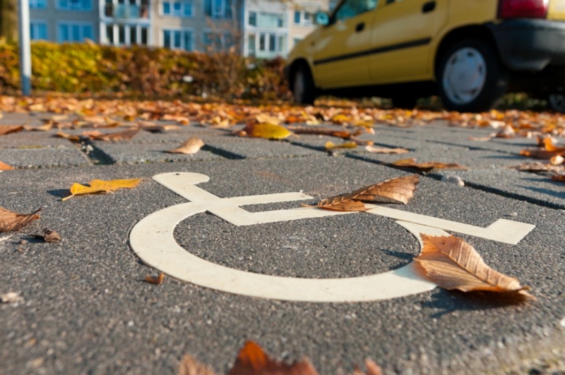 Наклейка всё ещё нужна: проблемы с незаконно занимающими места для инвалидов остались