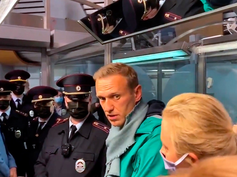 Навальному присудили премию Немцова за смелость, а фильму про "дворец Путина" - премию "Редколлегии"