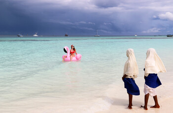 Полуобнаженным туристам на Занзибаре грозят штрафами до 10 000 долларов 