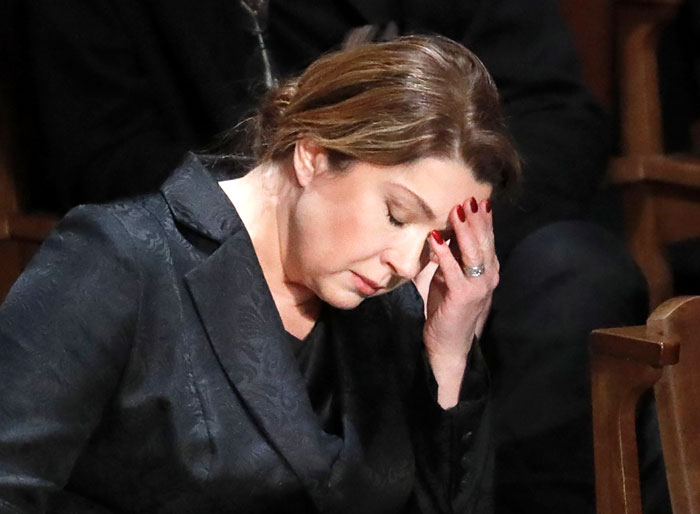 Потрясенная Вера Сотникова схватилась за голову возле гроба