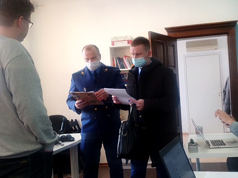 Прокуроры посетили томский штаб Навального, предупредив о недопустимости массовой акции в День святого  Валентина