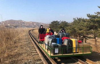 Российские дипломаты вернулись из КНДР на дрезине