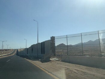 Шарм-эль-Шейх в Египте обнесли бетонной стеной