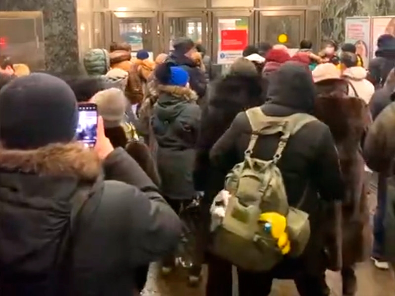 Станцию "Славянский бульвар" временно закрыли из-за пассажира с муляжом гранаты