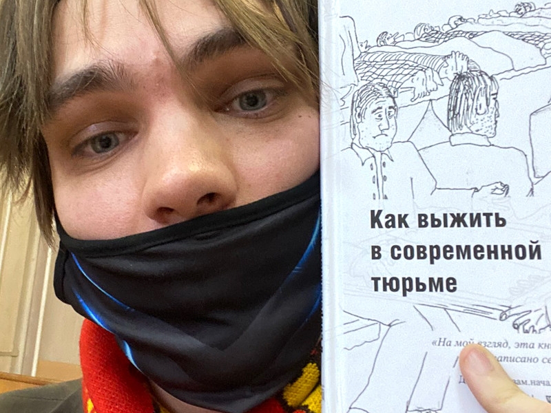 Суд в Петербурге арестовал рэпера Славу КПСС за кричалку про клитор на акции в поддержку Навального
