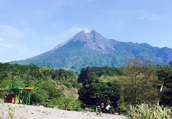 В Индонезии извергается вулкан Мерапи