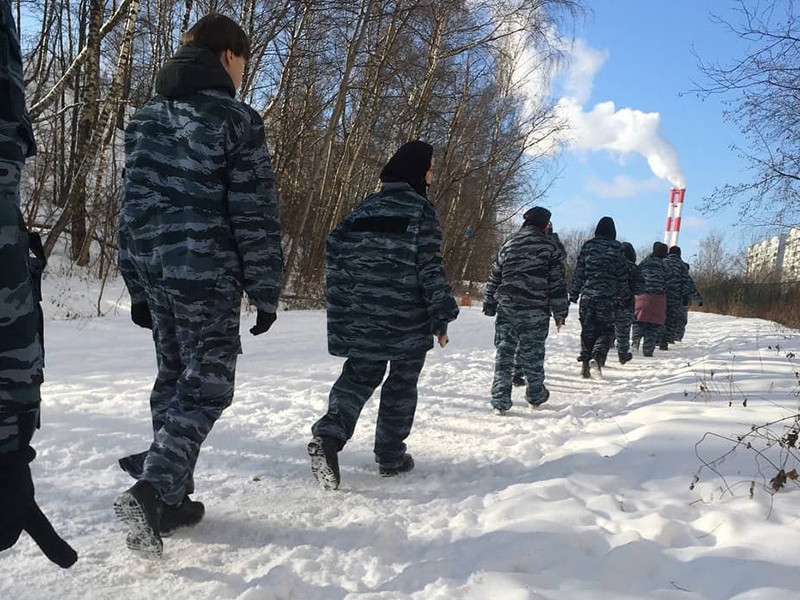 В Москве задержали 25 участников акции в форме ОМОНа, охранявших слово "свобода" (ФОТО)