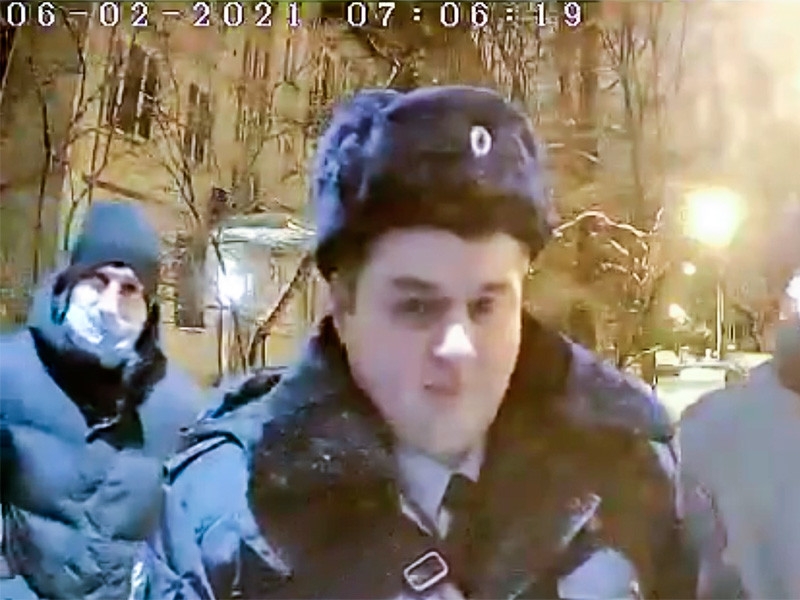 В Петербурге и Владивостоке пришли с обысками к оппозиционным активистам (ВИДЕО)