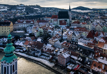 Жителей Чехии обяжут носить сразу две маски в общественных местах