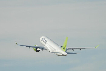 Авиакомпания airBaltic возобновит рейсы из Риги в Москву и Петербург