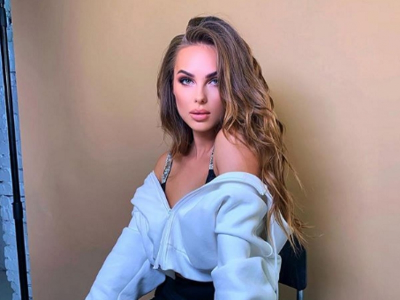 «Горячая красотка»: Ханна сверкнула грудью в лифчике