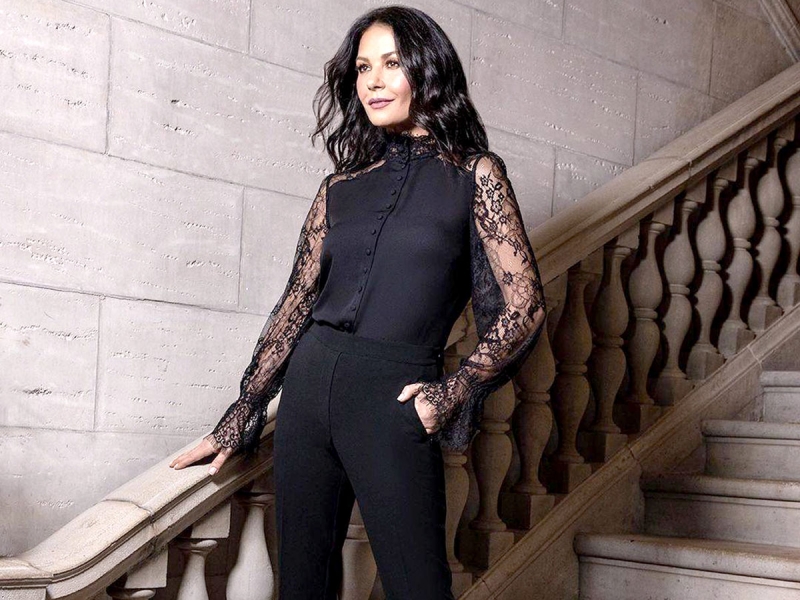 Кэтрин Зета-Джонс предлагает одежду женщинам постбальзаковского возраста