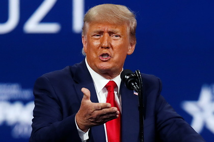 Критиковавший почтовое голосование Трамп запросил бюллетень по почте