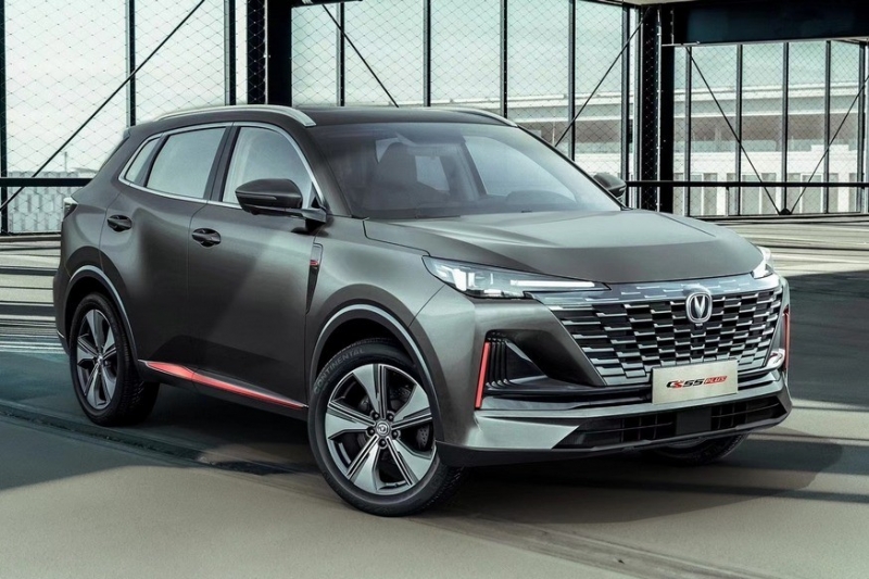 Кроссовер Changan CS55 сменил имидж в новом поколении и стал немного мощнее