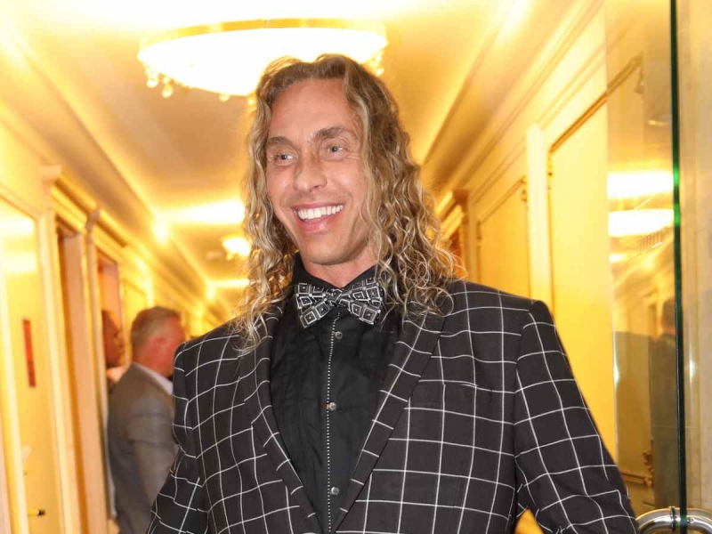 «Не зря качал»: Тарзан похвастался умением держать предметы интимным местом