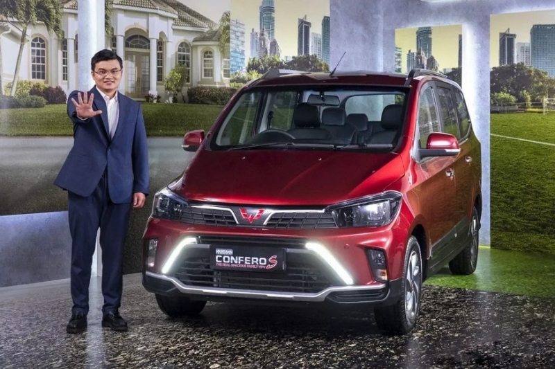 Отстающий от конкурентов бюджетный вэн Wuling Confero S после рестайлинга обзавёлся «усами»