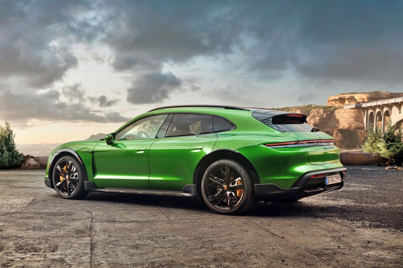 «Сарай» c электричеством: Porsche Taycan Cross Turismo хочет казаться кроссовером