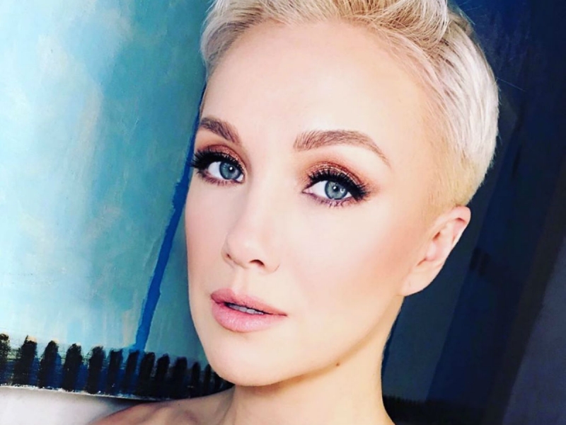 «Сиськи наперевес»: Дарье Мороз влетело за гигантское декольте