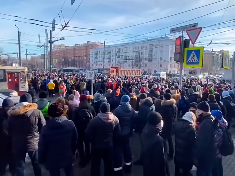 СК отказался провести проверку в отношении челябинского полицейского, сломавшего руку пенсионерке во время митинга