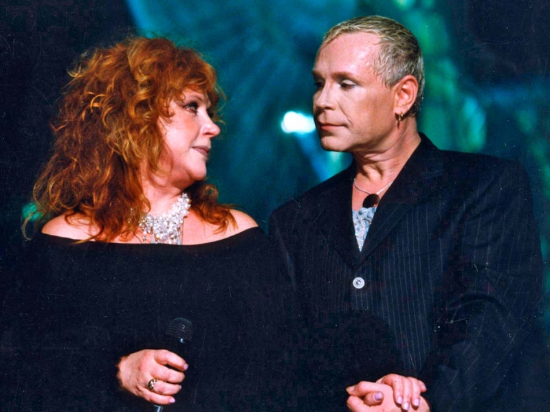 Стройные ножки, сексуальное пузико и поцелуи со звездами: самые яркие фото Бориса Моисеева