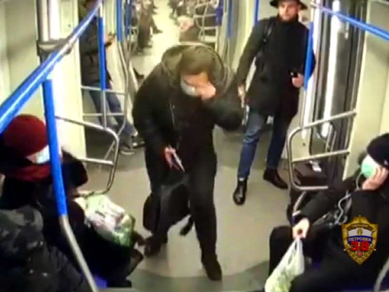 В московском метро певец распылил в лицо пассажиру баллончик после замечания (ВИДЕО)