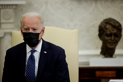 Байден поговорил с семьей Джорджа Флойда после вердикта экс-полицейскому