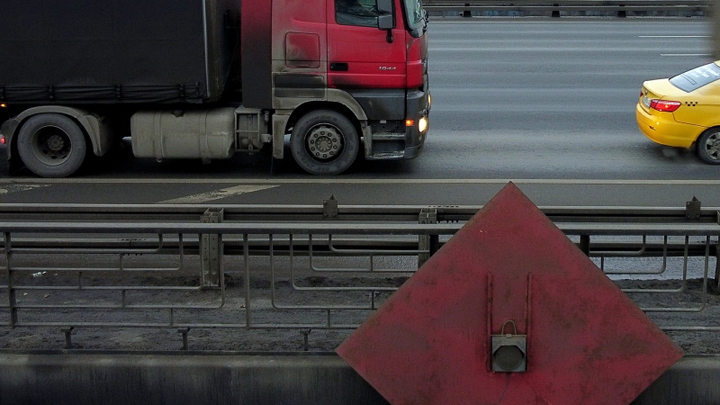 Бизнес рассказал о рисках из-за возможного запрета на движение фур по МКАД