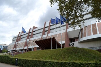 Европарламент требует вводить COVID-сертификаты максимум на год