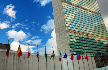 Глава Pfizer: возврат к обычной жизни возможен к концу осени