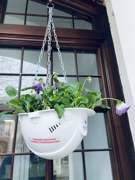 Креативные клумбы-каски появились на одной  из московских улиц