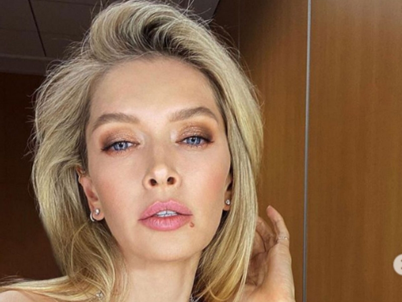 «Кто тут мама?»: Вера Брежнева удивила снимком со взрослыми дочерьми