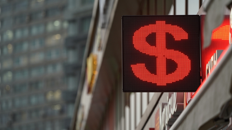 Курс доллара на торгах вырос на 1,30 рубля