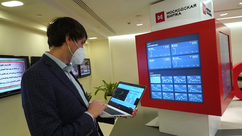 Курс доллара опустился ниже 75 рублей впервые с 23 марта