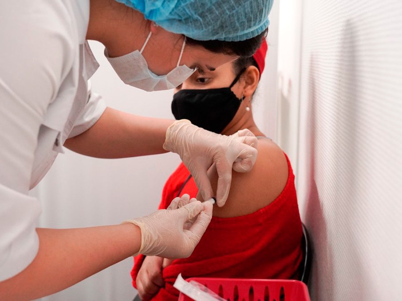 Около тысячи москвичей заболели коронавирусом после вакцинации