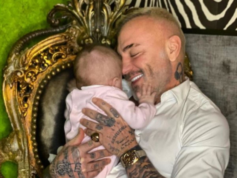 Пятимесячная дочь танцующего миллионера перенесла серьезную операцию