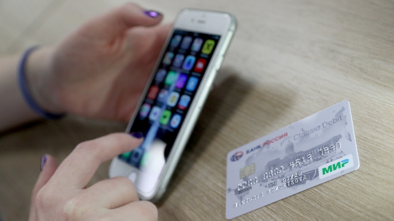 Попали в «Яблоко»: банки начинают подключать карты «Мир» к Apple Pay