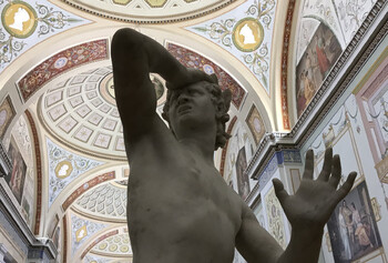 Посетитель пожаловался на обнаженные скульптуры в Эрмитаже